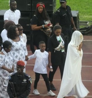 1Cote-dIvoire-le-corps-de-Ange-Didier-Houon-Dj-Arafat-expose-au-public