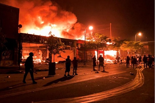 1Etats-Unis-un-commissariat-incendie-apres-la-mort-de-George-Floyd