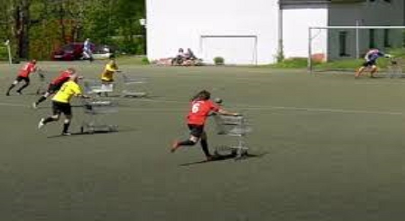 2-equipes-jouent-avec-des-chariots-de-supermarche-pour-respecter-les-distances