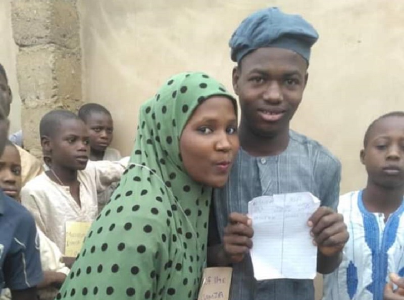 2-jeunes-garcons-saffrontent-pour-une-fille-dont-ils-sont-tous-deux-tombes-amoureux