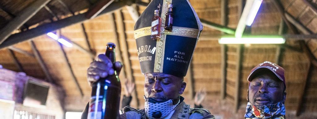 4Gabola-leglise-ou-lalcool-coule-a-flot-photos