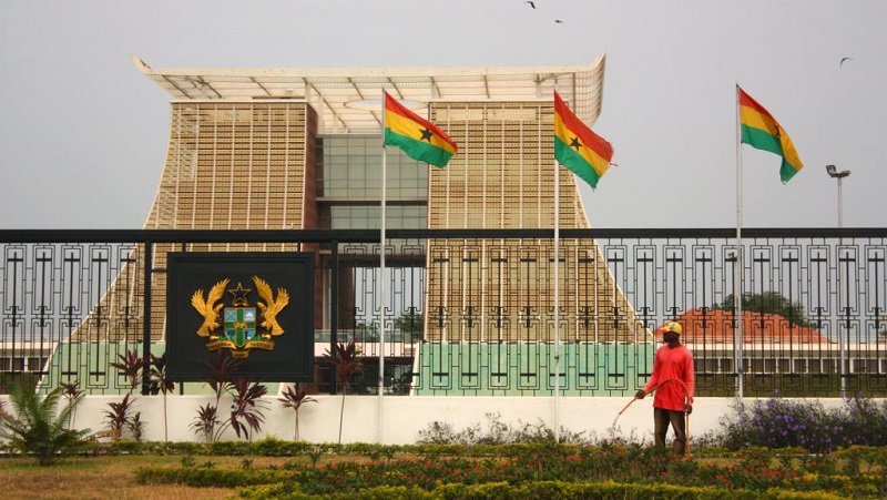 4Ghana-Un-homme-surpris-en-train-de-chier-contre-le-mur-du-palais-de-la-presidence-provoque-des-reactions-photo