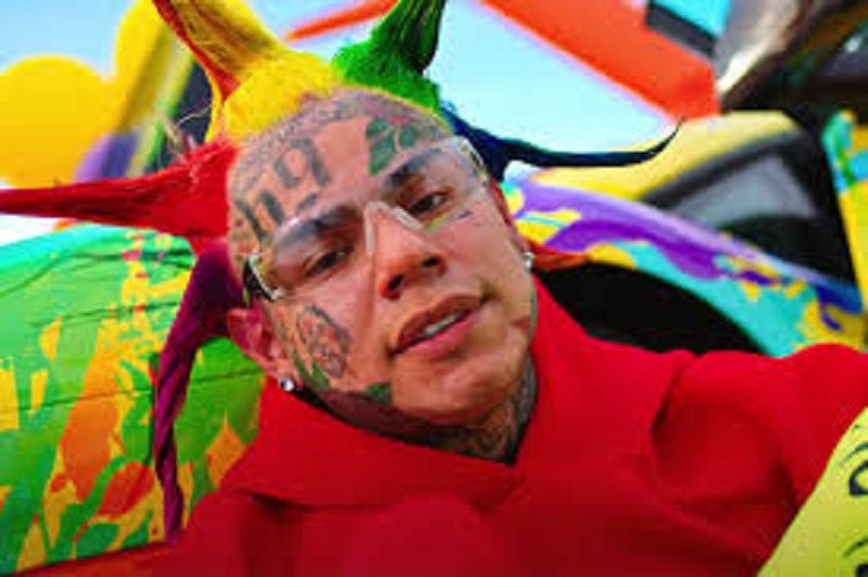 6ix9ine-son-ancien-chauffeur-revele-sa-longue-collaboration-avec-le-FBI