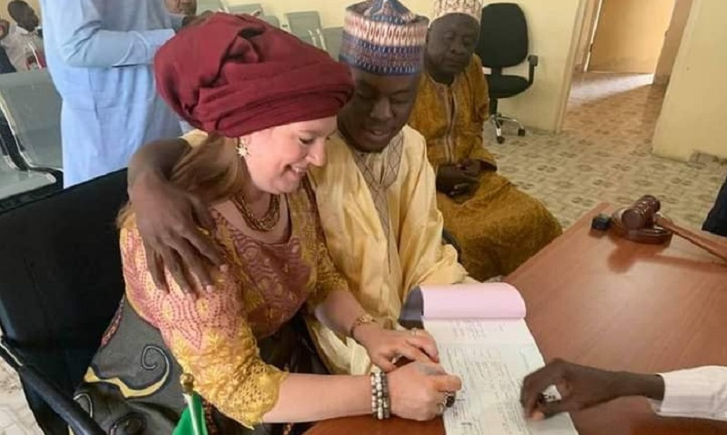 A-23-ans-un-etudiant-nigerian-se-marie-avec-une-Americaine-de-46-ans-sa-copine-en-colere