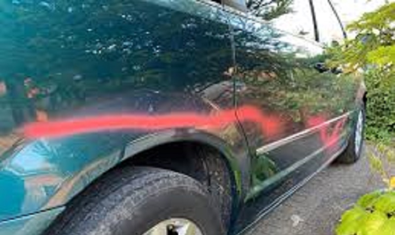 A-7-ans-il-tague-les-voitures-et-facades-de-ses-voisins