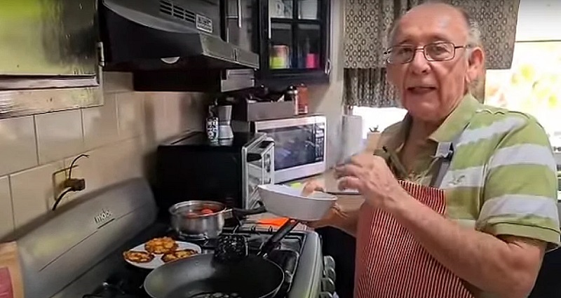 A-79-ans-il-perd-son-emploi-a-cause-de-la-crise-sanitaire-et-lance-sa-chaine-de-cuisine-sur-YouTube