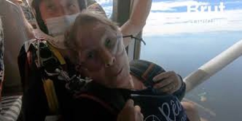 A-82-ans-elle-fait-son-premier-saut-en-parachute