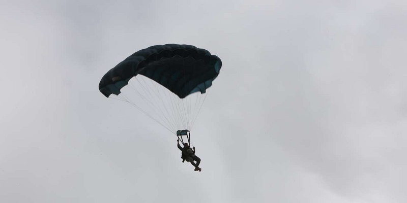 A-91-ans-cet-homme-survit-a-un-accident-de-parachutisme