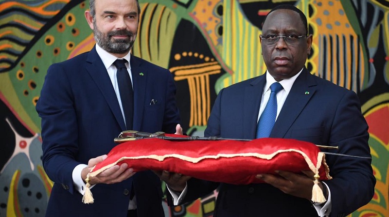 A-Dakar-le-Premier-ministre-francais-remet-le-sabre-dOmar-Saidou-Tall-a-Macky-Sall