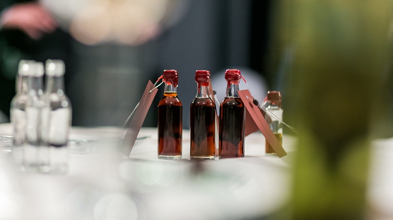 A-laide-de-quelques-bouteilles-dalcool-il-assure-un-avenir-insoucieux-pour-ses-descendants