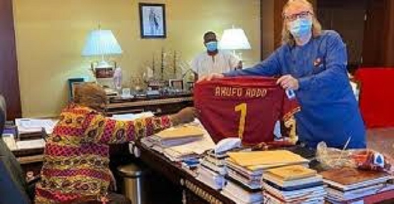 AS-Roma-fait-un-precieux-cadeau-au-president-Akufo