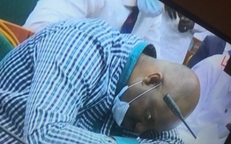 Accuse-de-depenses-illegales-un-politicien-sevanouit-a-son-audience-Video