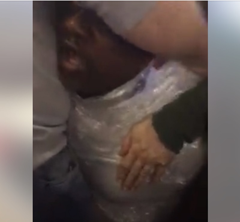 Africain-enveloppe-dans-du-nylon