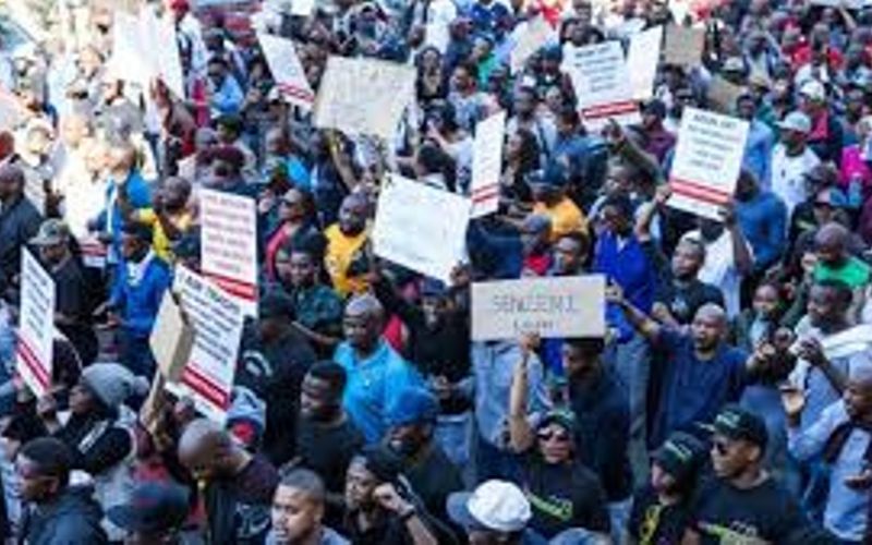 Afrique-du-Sud-la-police-manifeste-contre-les-violences-faites-aux-femmes