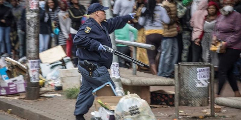 Afrique-du-Sud-la-police-tire-des-balles-en-caoutchouc-pour-faire-respecter-le-confinement