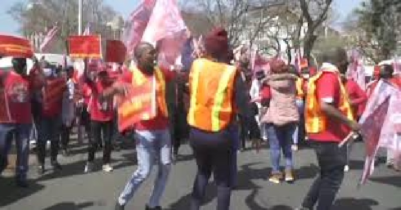 Afrique-du-Sud-le-personnel-de-sante-dans-les-rues