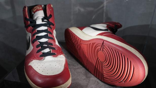 Subastan en NYC 11 pares de zapatillas de Michael Jordan, otro récord en vista
