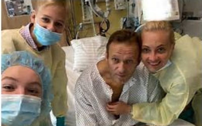 Alexei-Navalny-lopposant-russe-publie-une-premiere-photo-de-lui-a-lhopital