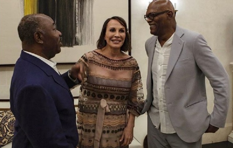 Ali-Bongo-saffiche-avec-lacteur-afro-americain-Samuel-Jackson-et-lui-decerne-un-passeport-Gabonais