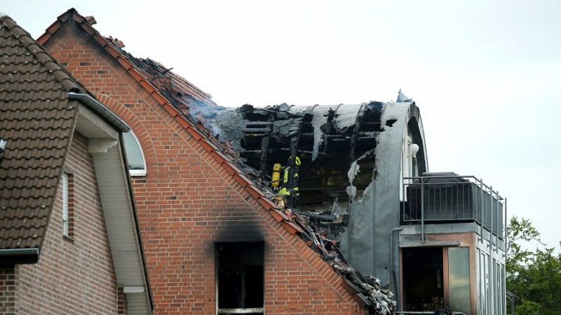 Allemagne-3-morts-apres-le-crash-dun-petit-avion-sur-une-maison