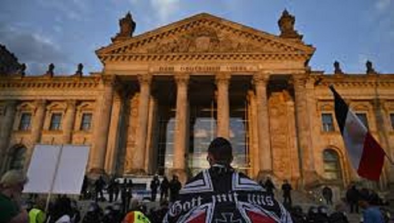 Allemagne-Incident-du-Reichstag-le-president-allemand-condamne-les-attaques