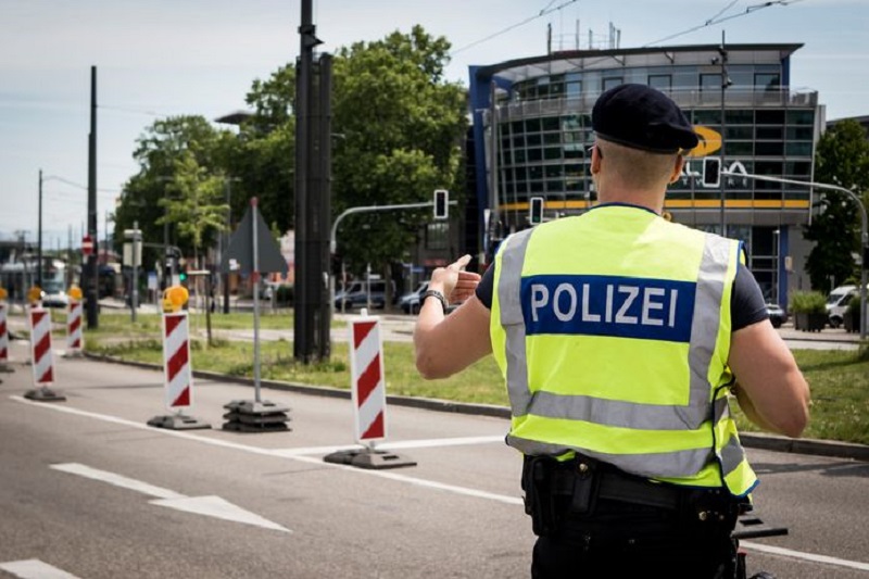 Allemagne-avec-un-caillou-une-fillette-de-7-ans-endommage-37-voitures