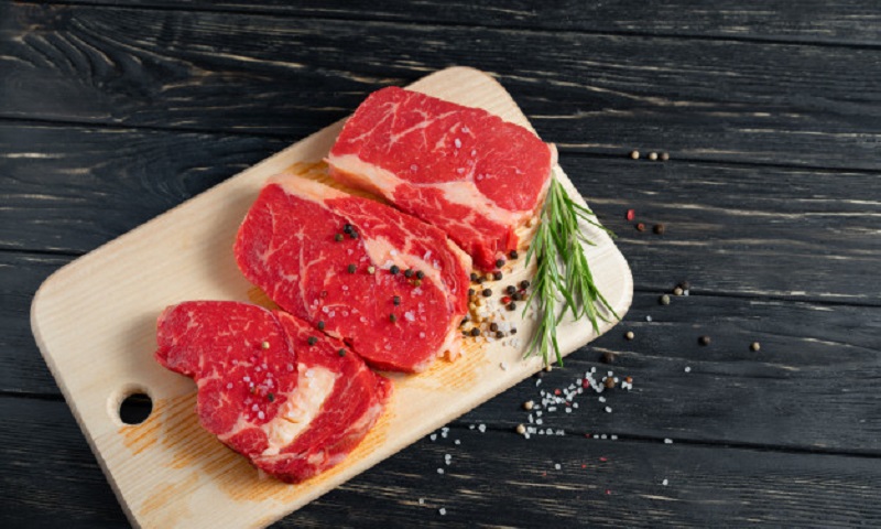 Alors-quelle-sapprete-a-decouper-un-morceau-de-viande-celui-ci-se-met-a-se-tortiller-video