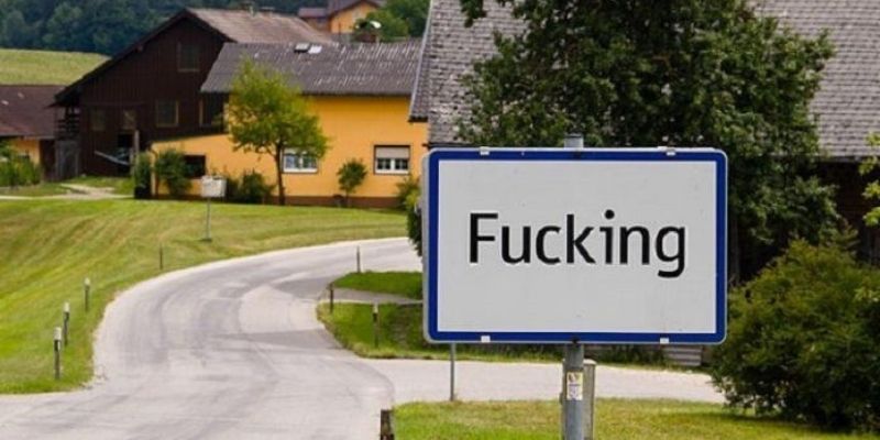 Anciennement-nomme-Fucking-ce-village-se-rebaptise