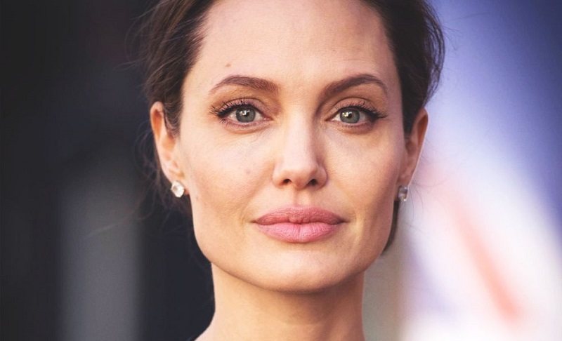 Angelina-Jolie-rend-un-vibrant-hommage-a-sa-mere-decedee