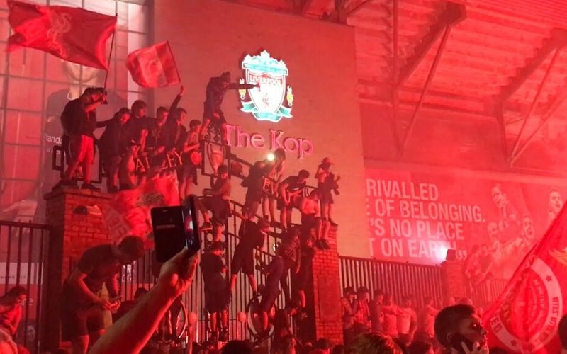 Angleterre-Covid-19-les-autorites-inquietes-du-rassemblement-des-fans-de-Liverpool-apres-le-titre