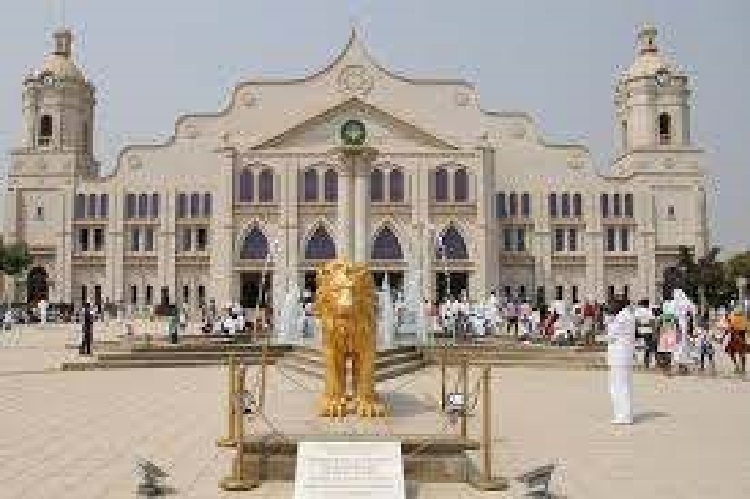 Angola-un-gigantesque-rassemblement-de-chretiens-pour-marquer-la-reouverture-des-lieux-de-culte