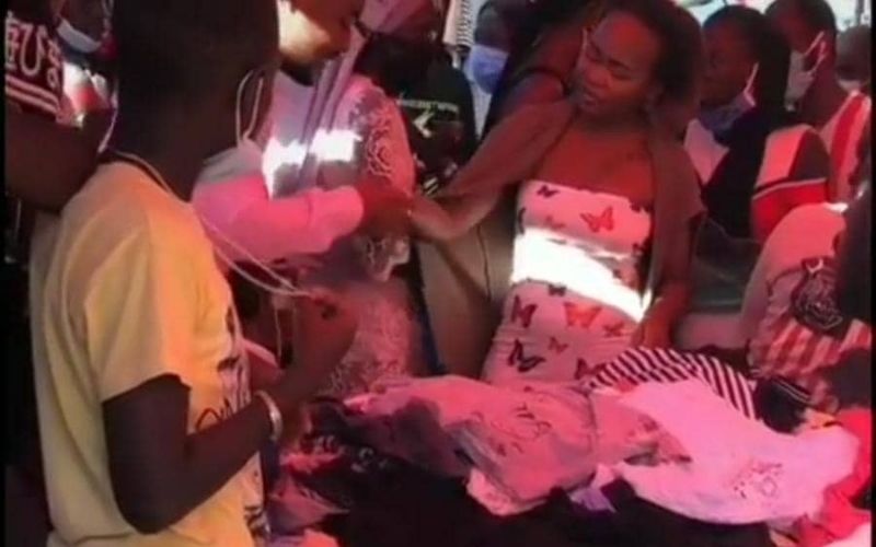 Apres-2-ans-de-relation-elle-refuse-la-demande-en-mariage-de-son-copain-en-plein-marche-video