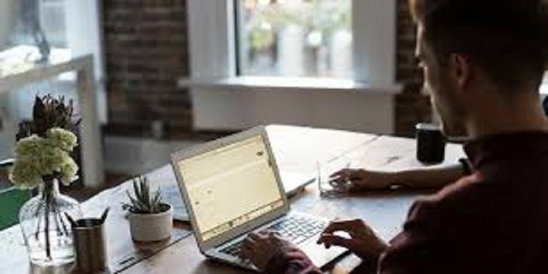 Apres-24-ans-de-travail-il-est-vire-par-son-employeur-parce-que-trop-qualifie