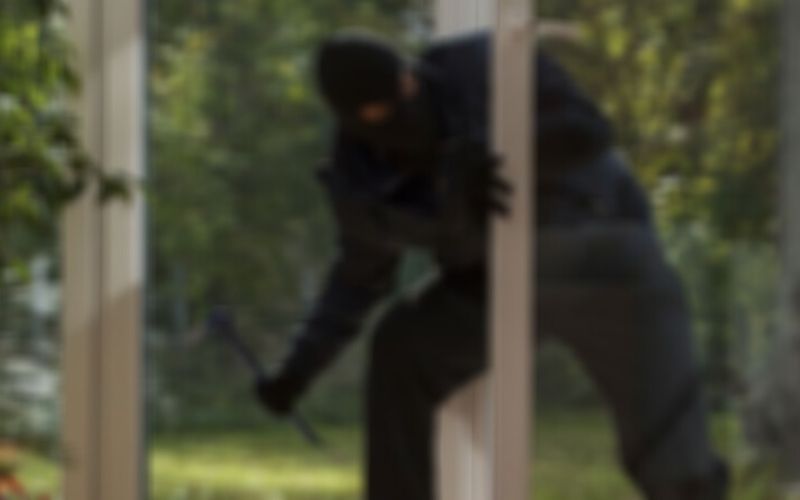 Apres-avoir-ete-cambriole-il-voit-le-voleur-revenir-avec-ses-vetements-le-lendemain