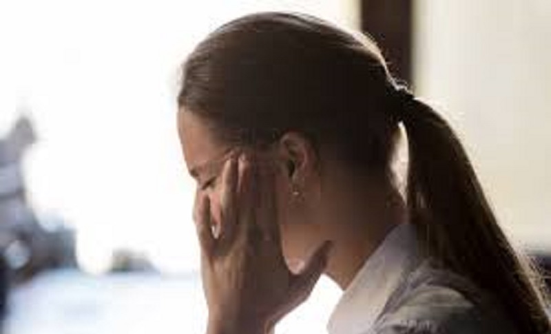 Apres-une-violente-migraine-on-lui-retire-un-tas-de-vers-solitaires-du-cerveau