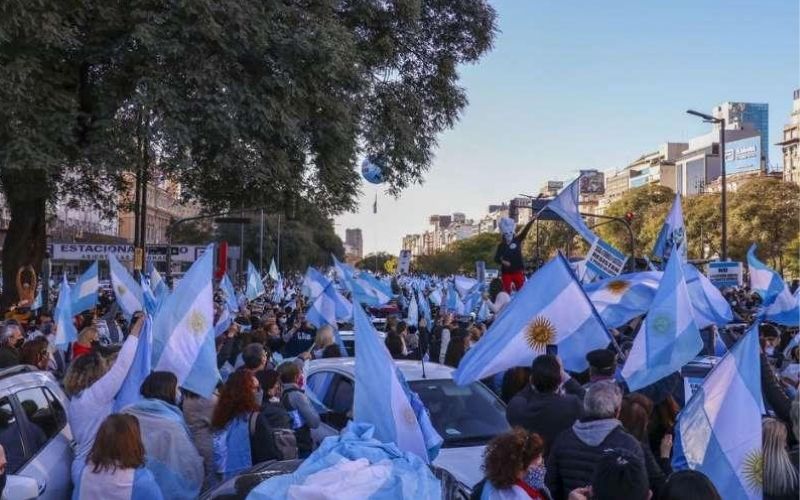 Argentine-des-milliers-de-personnes-manifestent-contre-le-confinement