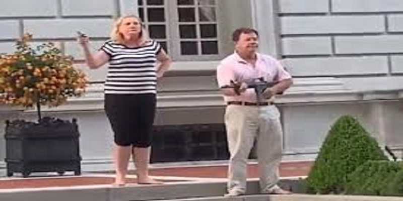 Armes-a-la-main-un-couple-menace-des-manifestants