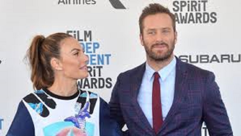 Armie-Hammer-accuse-de-violences-et-cannibalisme-lepouse-de-lacteur-soutien-les-victimes