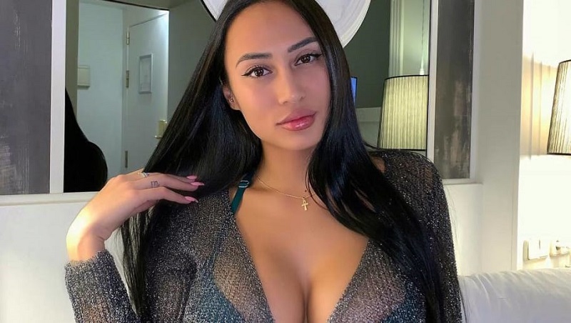 Astrid-Nelsia-devoile-son-fessier-pour-presenter-ses-voeux-photo