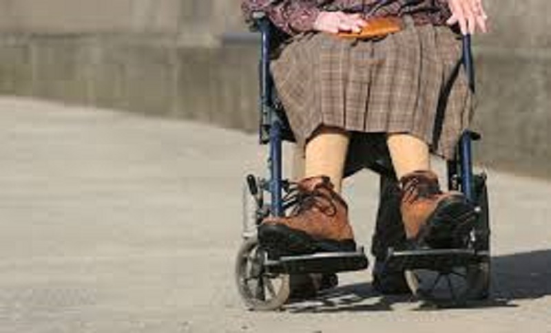 Atteint-dinfirmite-des-sa-naissance-il-reussit-a-marcher-pour-la-premiere-fois-a-14-ans