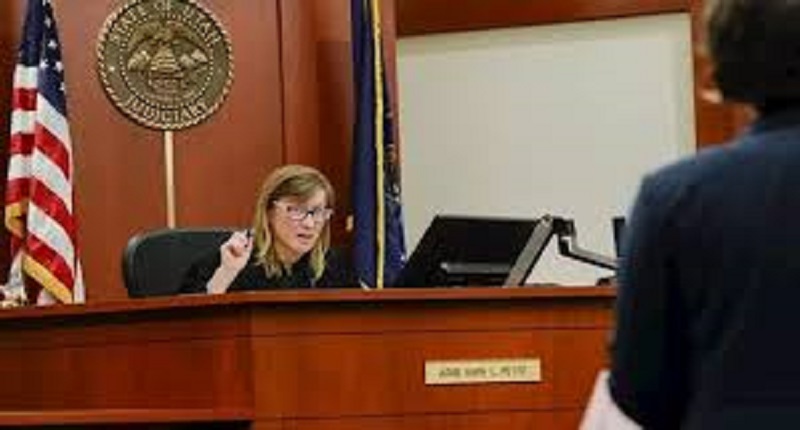 Atteinte-a-la-pudeur-une-femme-poursuivie-pour-setre-promenee-seins-nus-chez-elle-et-devant-son-mari