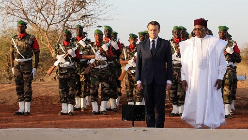 Au-Niger-Macron-sincline-devant-les-sepultures-des-militaires-tombes-a-Inates