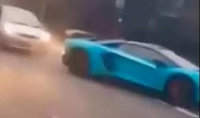 Avec-sa-Ford-Fiesta-il-cogne-larriere-dune-Lamborghini-Aventador-et-prend-la-fuite-video