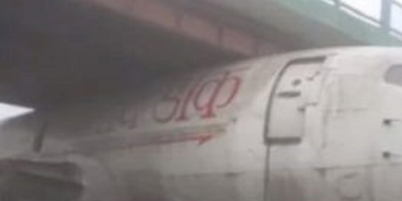 Aviation-un-Boeing-737-coince-sous-un-pont-en-Inde