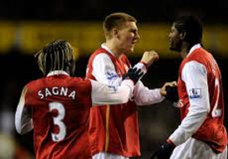 Bacary-Sagna-sur-Adebayor