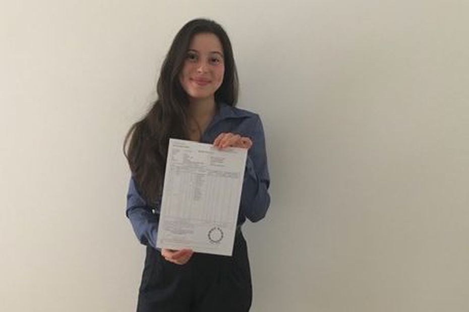 Baccalaureat-Une-lyceenne-de-18-ans-decroche-son-bac-avec-plus-de-20-de-moyenne-1