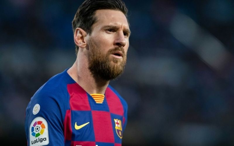 Barcelone-le-pere-de-Messi-tape-du-poing-sur-la-table