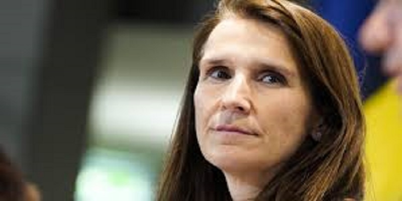 Belgique-des-medecins-accueillent-la-Premiere-ministre-le-dos-tourne-video