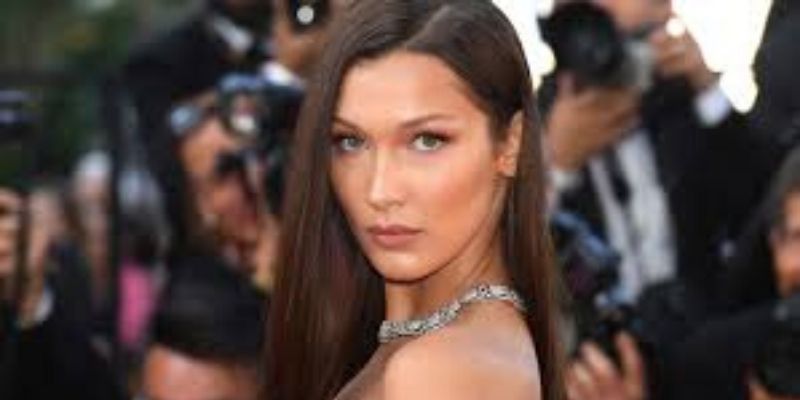 Bella-Hadid-la-top-model-pose-entierement-nue-sur-Instagram-photo