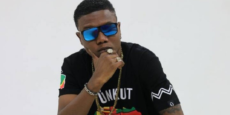 Benin-ce-geste-de-Nikanor-envers-une-fan-en-pleine-prestation-fait-polemique-video